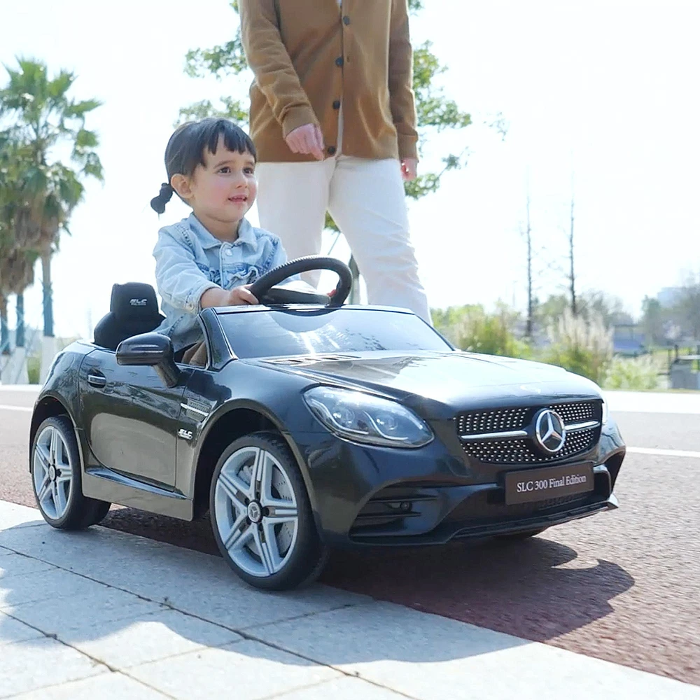 AIYAPLAY elektrinis automobilis vaikams nuo 3 metų, vaikiška transporto priemonė su nuotolinio valdymo pulteliu, LED žibintais, saugos diržais, garso signalu, muzika, juodos spalvos