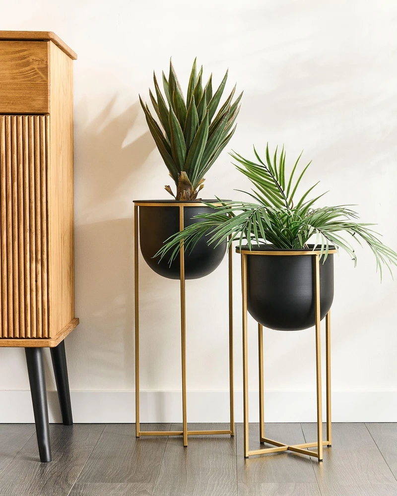 Beliani 2 vazonų rinkinys su kojelėmis THUJA metalinis 21 cm juodas