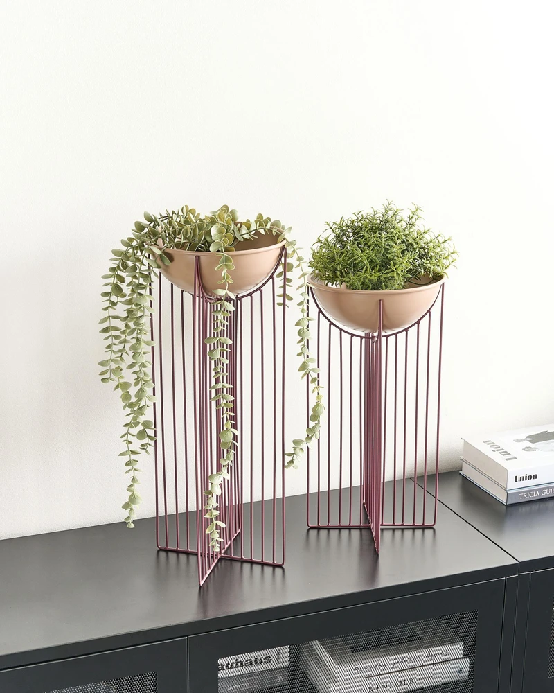 Beliani 2 vazonų su kojelėmis rinkinys FICARIA Metal 22 cm rožinis