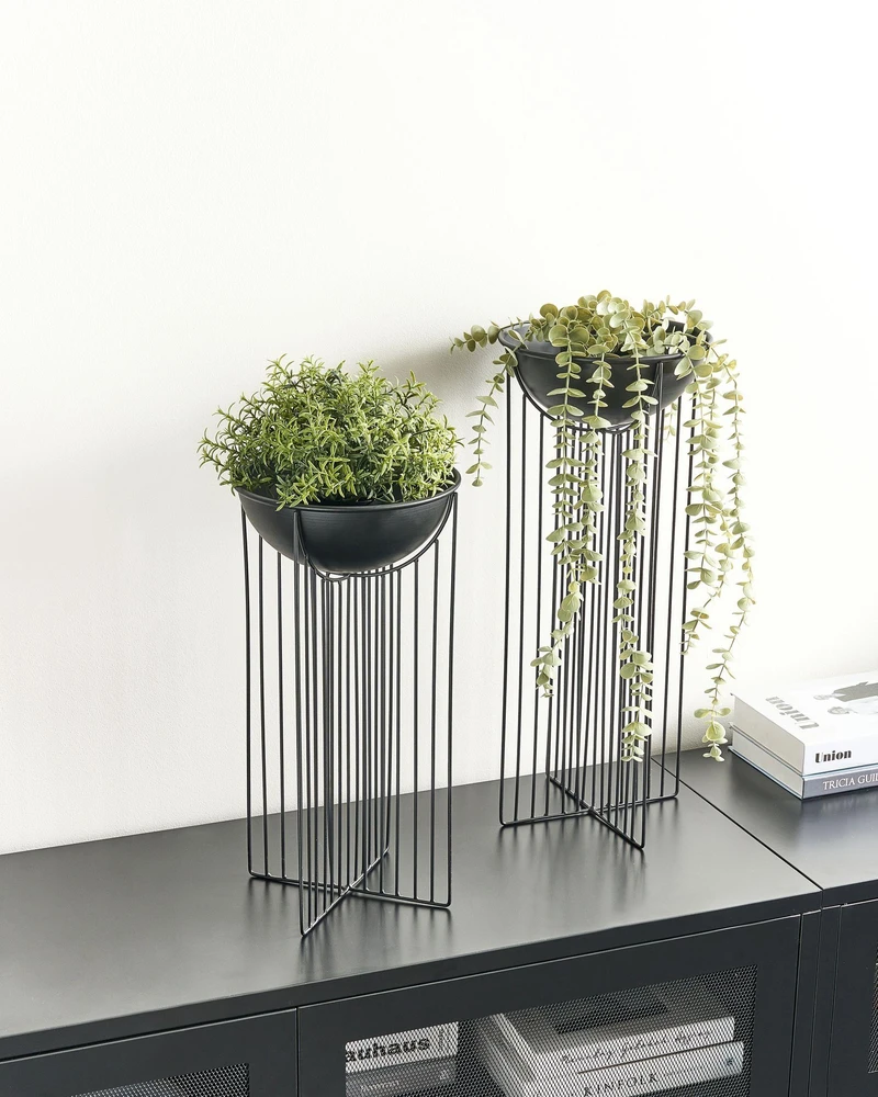 Beliani 2 vazonų su kojelėmis rinkinys FICARIA Metal 22 cm Juodas