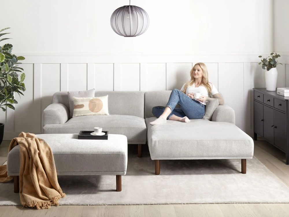 Beliani 3 asmenų kampinė sofa HOLT šviesiai pilka su otomanu, kairinė