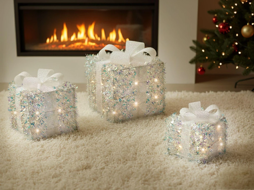 Beliani 3 LED kalėdinių dekoracijų rinkinys HALLANGEN Kalėdų dovanos 20/25/30 cm spalvotas