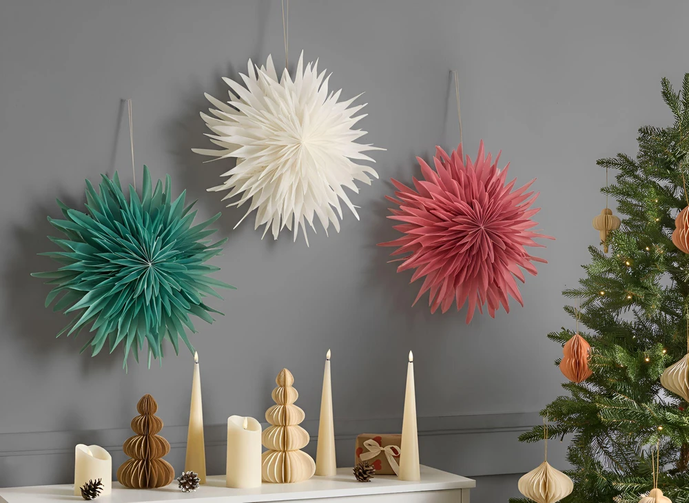 Beliani 3 pakabinamų LED dekoracijų rinkinys GROVLAN Žvaigždė 41 cm įvairiaspalvės