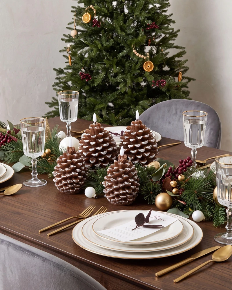 Beliani 4 LED žvakių komplektas IVRESSE kankorėžis 15/12 cm rudas