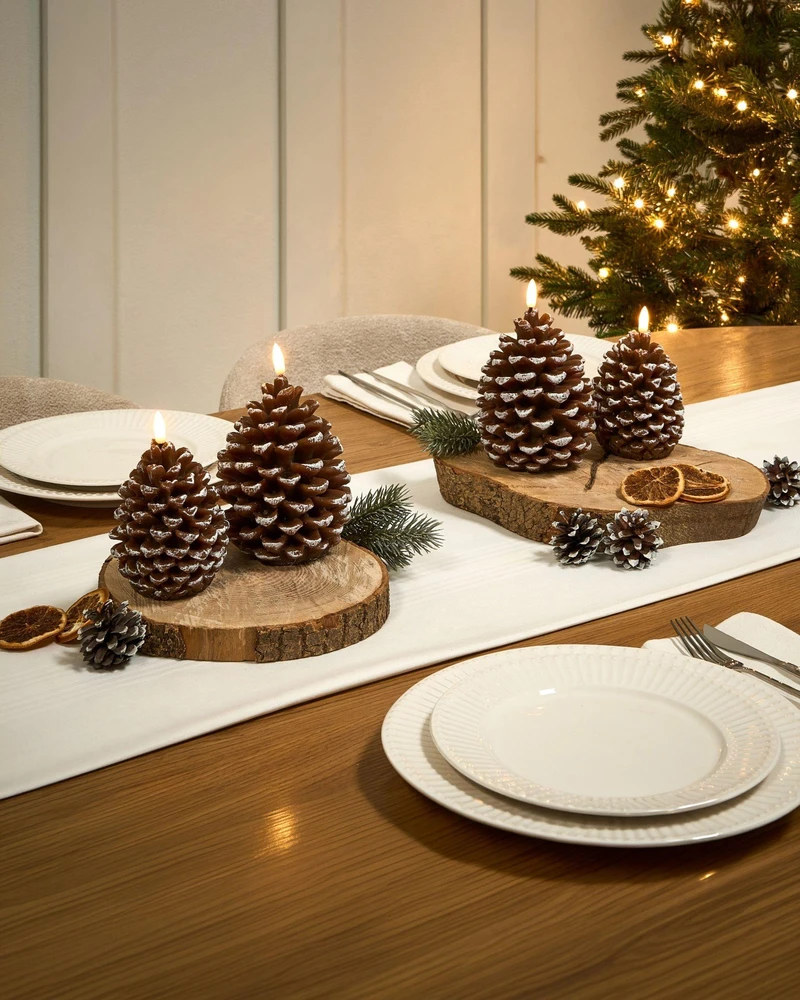 Beliani 4 LED žvakių komplektas IVRESSE kankorėžis 15/12 cm rudas