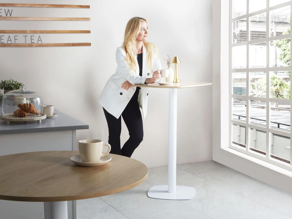 Beliani Baro stalas MORELLA šviesiai rudas / baltas 60 cm 60 cm