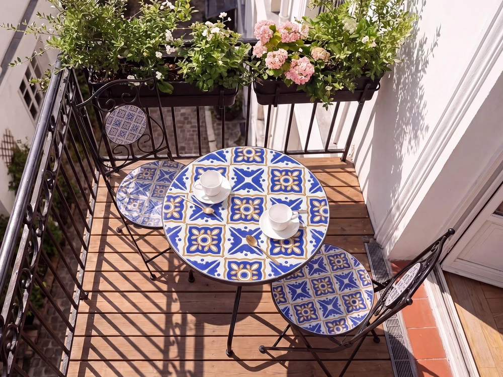 Beliani Bistro staliukas SIPONTO 60 × 60 cm, metalinis, baltas ir mėlynas