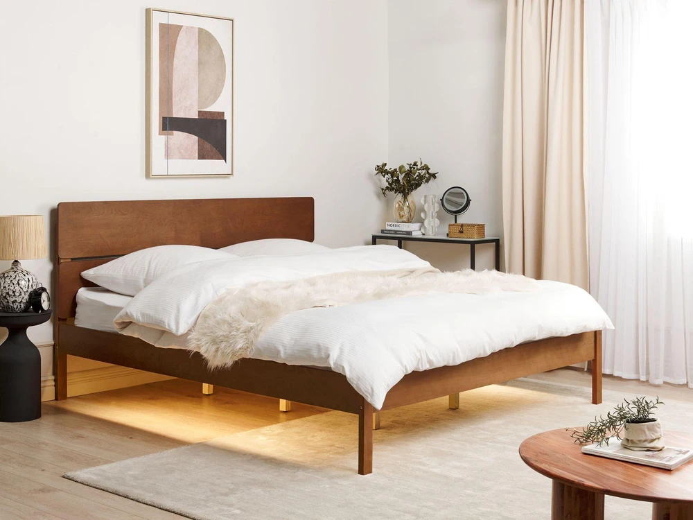 Beliani BOISSET LED lova, kaučiuko mediena, 180 x 200 cm, tamsiai ruda