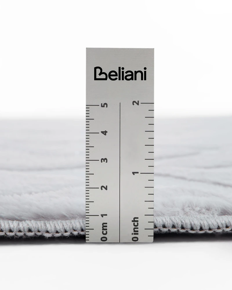 Beliani Dirbtinio kailio kilimas MITCHELL šviesiai pilkas 160 x 160 cm