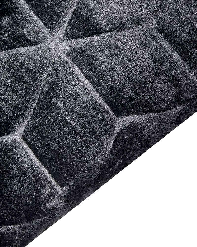 Beliani Dirbtinio kailio kilimas THATTA juodas 160 x 230 cm