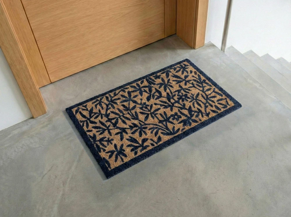 Beliani Durų kilimėlis NUNIVAK natūralios spalvos 50 x 80 cm lapų rašto kokoso pluošto