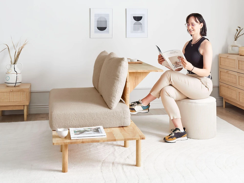 Beliani Dvivietė sofa SALO, bouclé audinys, smėlio spalva su staliukais