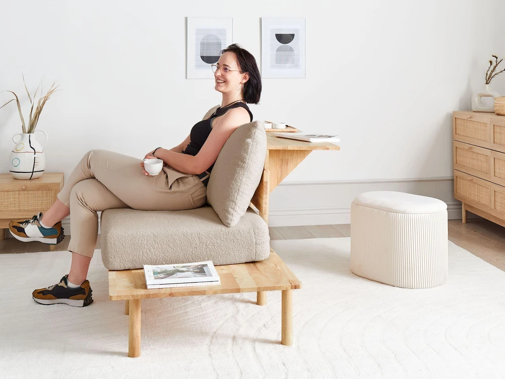 Beliani Dvivietė sofa SALO, bouclé audinys, smėlio spalva su staliukais