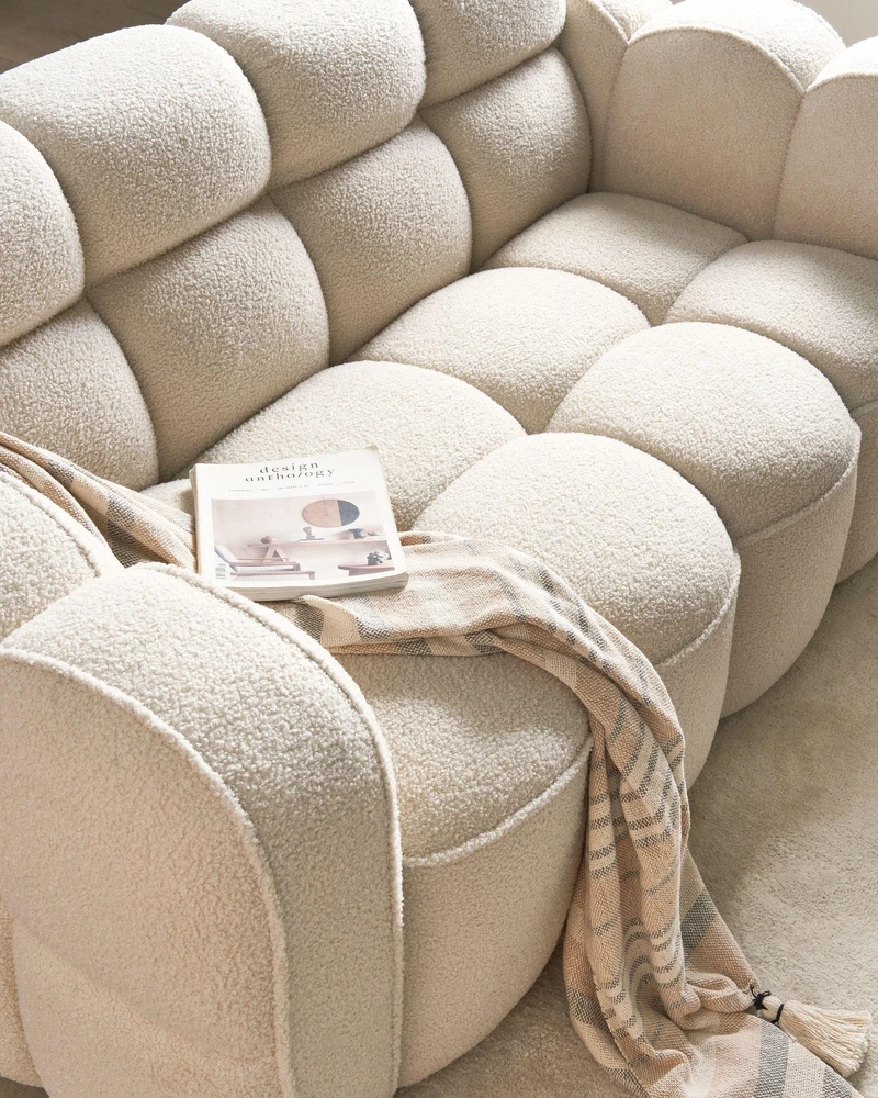Beliani Dvivietė sofa UTANA Bouclé, kreminės baltos spalvos