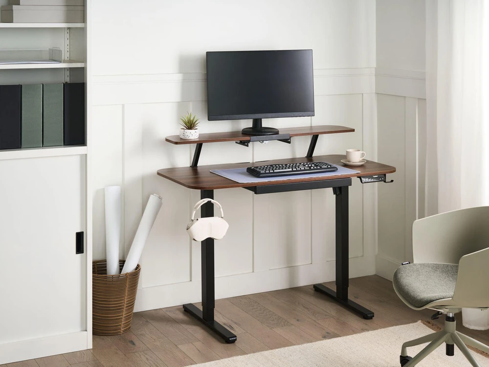 Beliani Elektriškai reguliuojamas stalas WILBANKS rudas / juodas 120 cm 60 cm su USB jungtimi