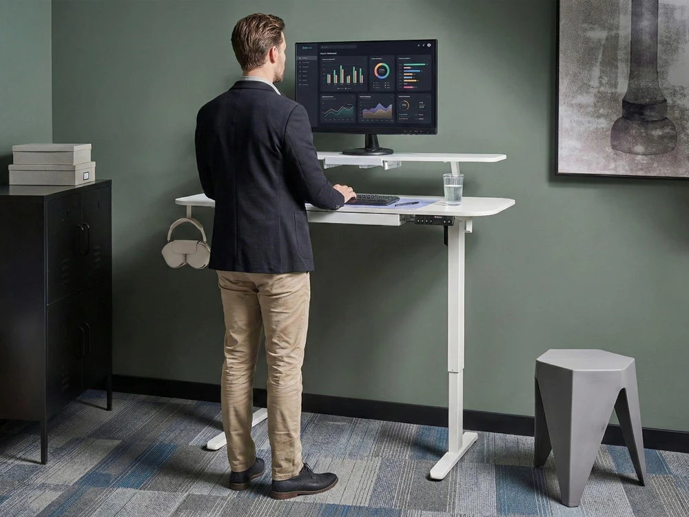 Beliani Elektriškai reguliuojamas stalas WILBANKS baltas 120 cm 60 cm su USB prievadu