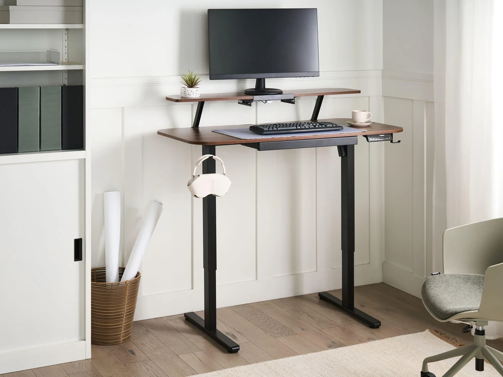 Beliani Elektriškai reguliuojamas stalas WILBANKS rudas / juodas 120 cm 60 cm su USB jungtimi