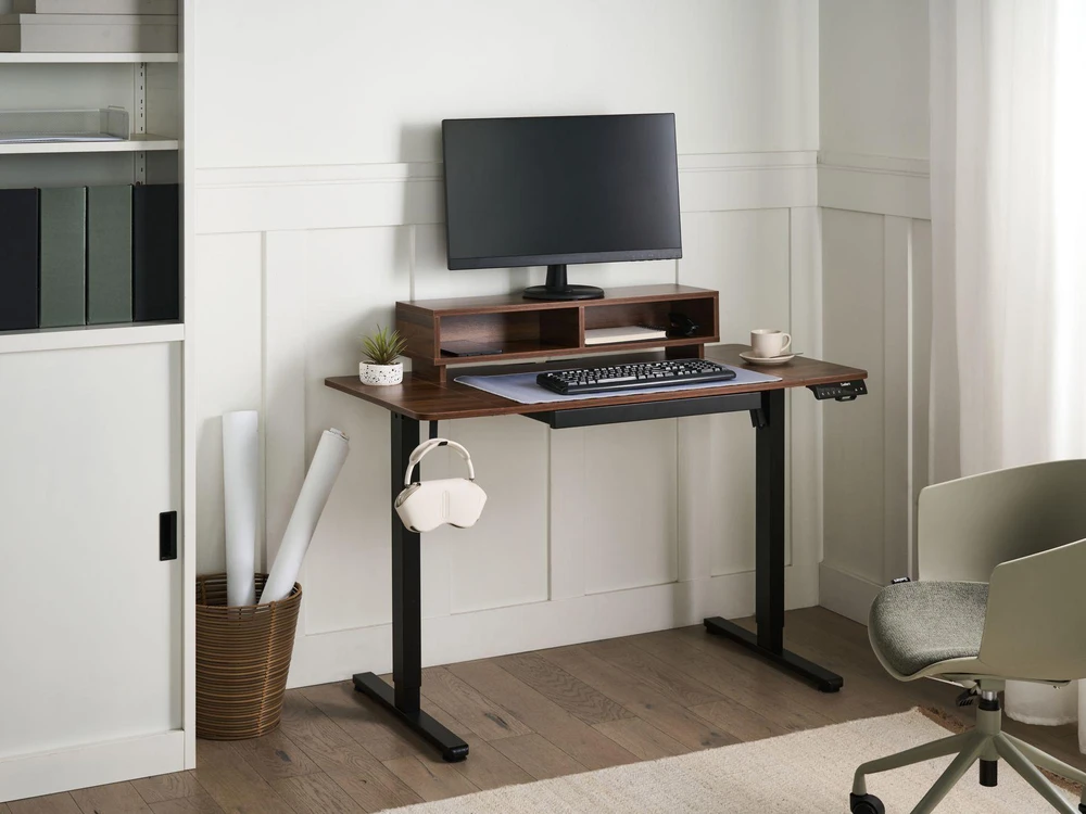 Beliani Elektriškai reguliuojamas stalas LUCAMA, rudas ir juodas, 120 x 60 cm su USB jungtimi