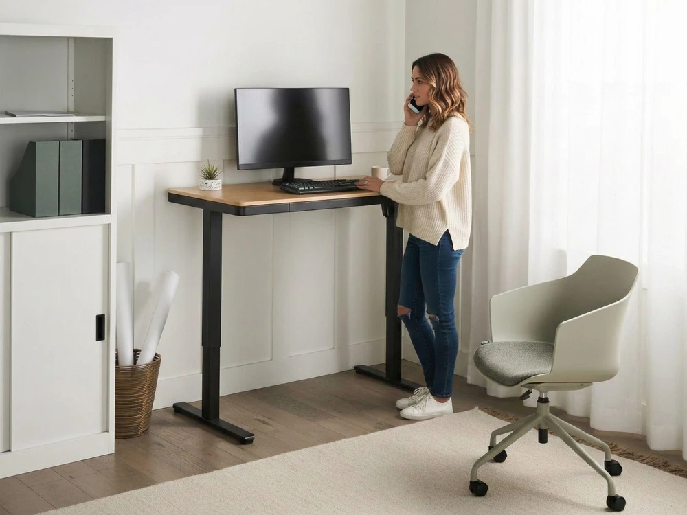 Beliani Elektriškai reguliuojamas stalas PENLY juodas / šviesiai rudas 120 cm 60 cm su USB jungtimi