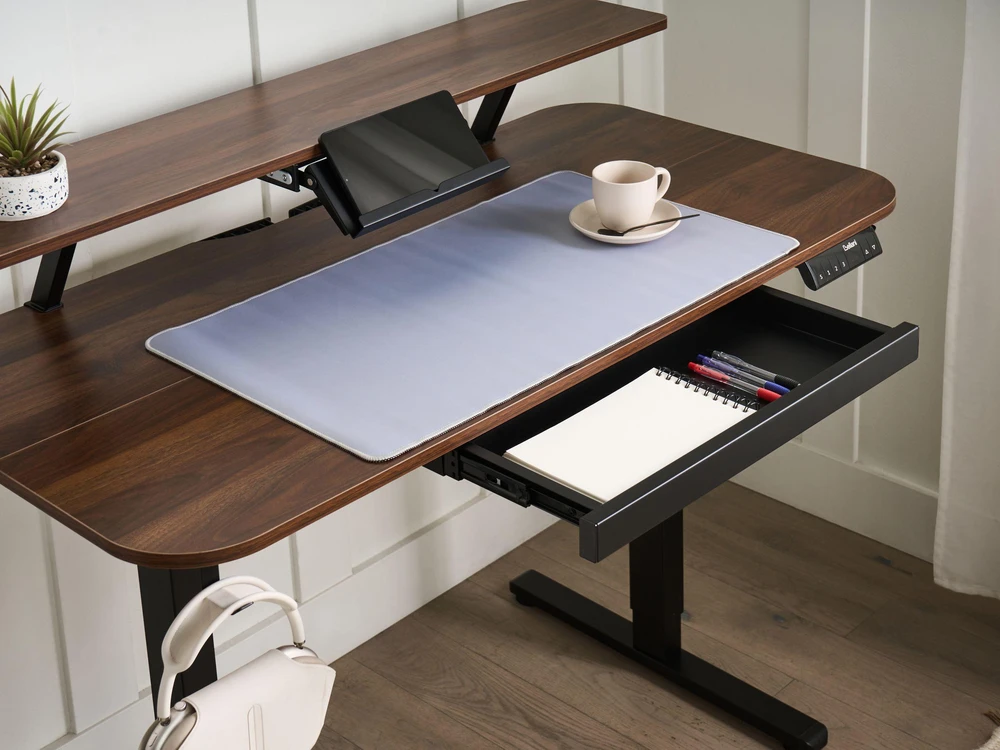 Beliani Elektriškai reguliuojamas stalas WILBANKS rudas / juodas 120 cm 60 cm su USB jungtimi