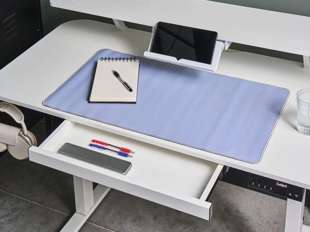 Beliani Elektriškai reguliuojamas stalas WILBANKS baltas 120 cm 60 cm su USB prievadu