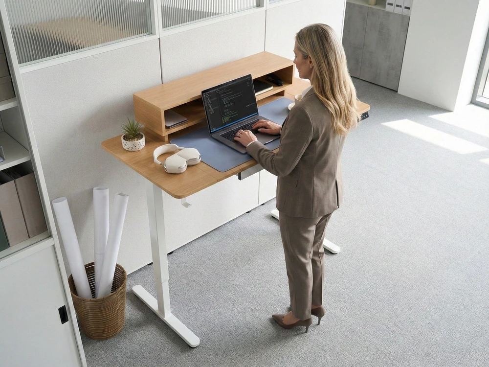 Beliani Elektriškai reguliuojamas stalas LUCAMA šviesiai ruda/balta 120 cm 60 cm su USB jungtimi