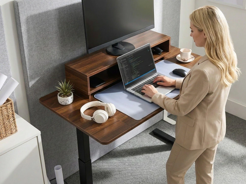 Beliani Elektriškai reguliuojamas stalas LUCAMA, rudas ir juodas, 120 x 60 cm su USB jungtimi