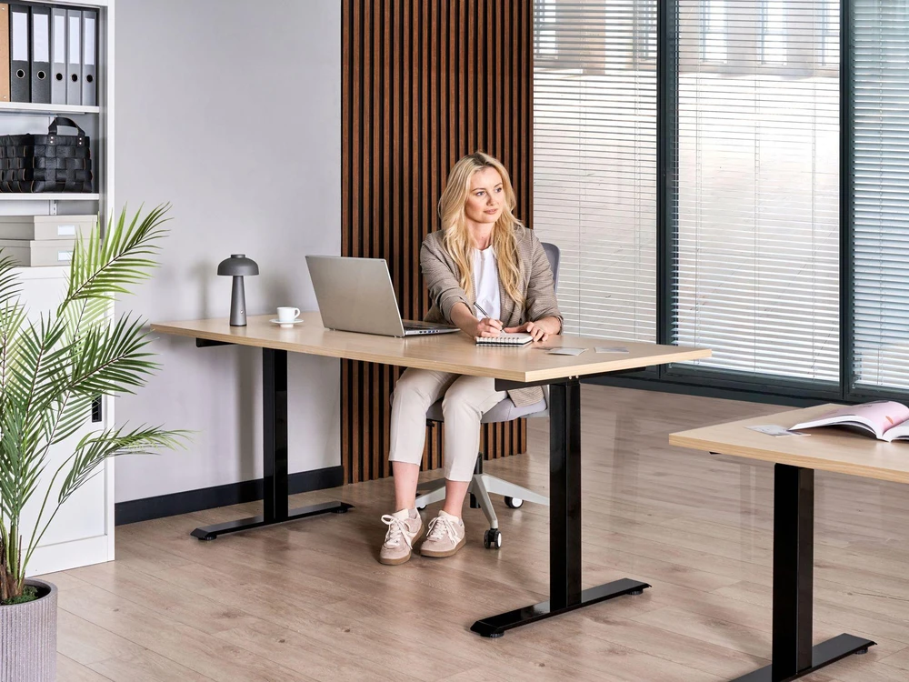 Beliani Elektriškai reguliuojamas stalas DESTINES juodas / šviesiai rudas 180 cm 72 cm