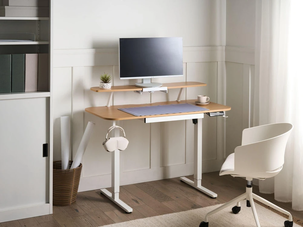 Beliani Elektriškai reguliuojamas stalas WILBANKS šviesiai rudas / baltas 120 cm 60 cm su USB jungtimi