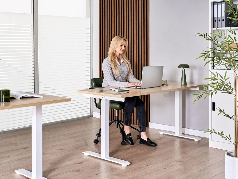 Beliani Elektriškai reguliuojamas stalas DESTINES šviesiai rudas / baltas 160 cm 72 cm