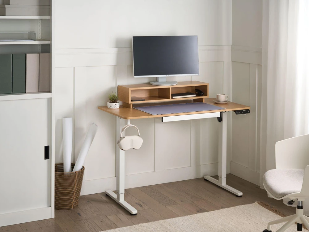 Beliani Elektriškai reguliuojamas stalas LUCAMA šviesiai ruda/balta 120 cm 60 cm su USB jungtimi