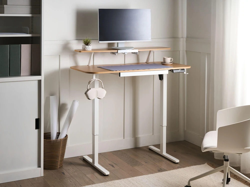 Beliani Elektriškai reguliuojamas stalas WILBANKS šviesiai rudas / baltas 120 cm 60 cm su USB jungtimi