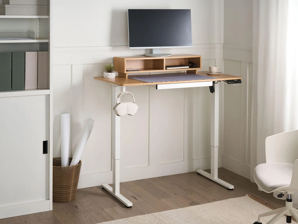 Beliani Elektriškai reguliuojamas stalas LUCAMA šviesiai ruda/balta 120 cm 60 cm su USB jungtimi