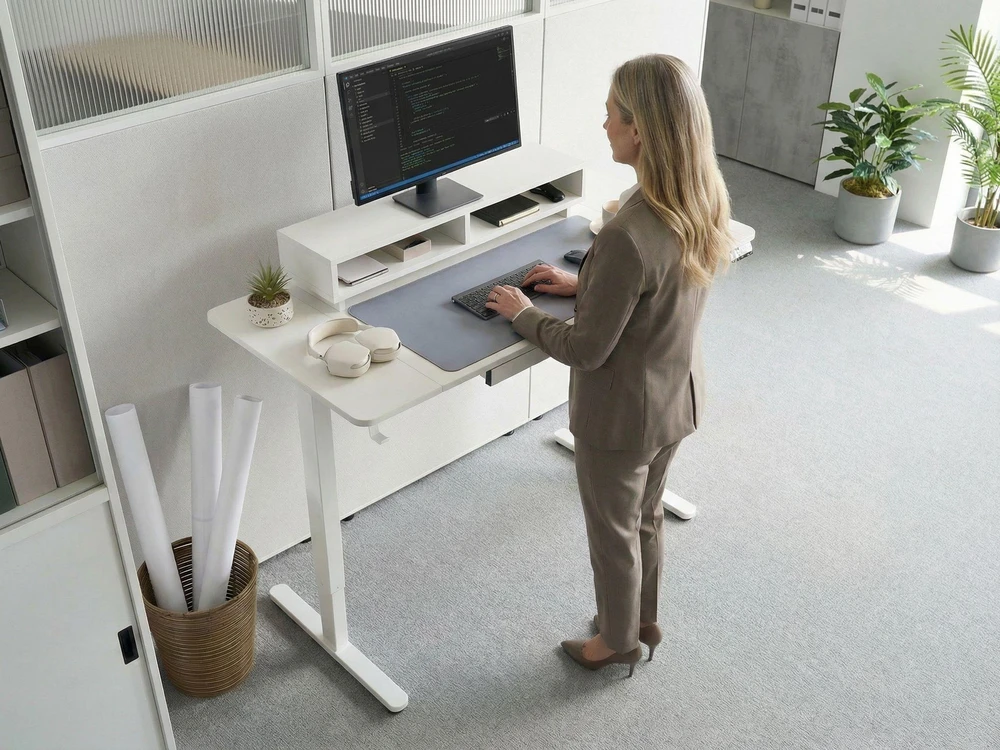 Beliani Elektriškai reguliuojamas stalas LUCAMA, baltas, 120 cm x 60 cm, su USB prievadu