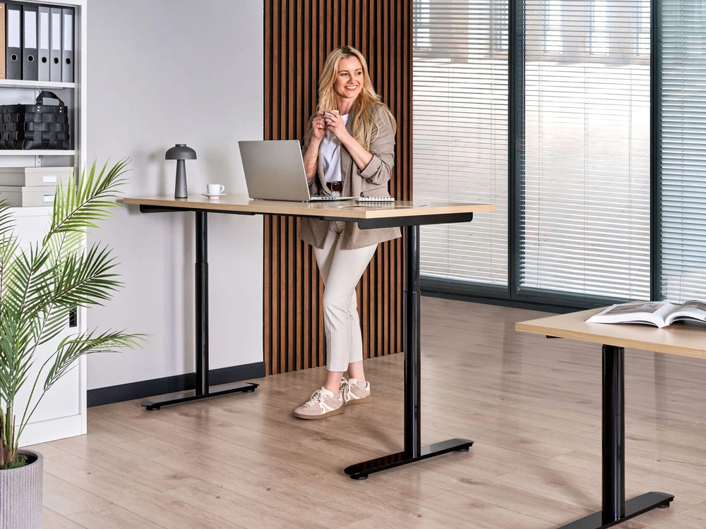 Beliani Elektriškai reguliuojamas stalas DESTINAS juodas/šviesiai rudas 160 cm 72 cm