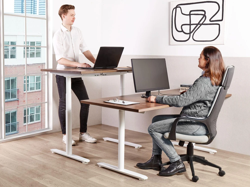 Beliani Elektriškai reguliuojamas stalas DESTINAS, rudas / baltas, 160 cm, 72 cm