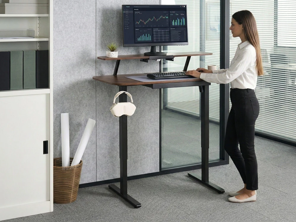 Beliani Elektriškai reguliuojamas stalas WILBANKS rudas / juodas 120 cm 60 cm su USB jungtimi
