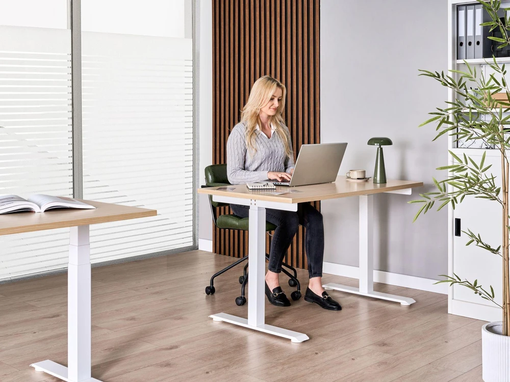 Beliani Elektriškai reguliuojamas stalas DESTINES šviesiai rudas / baltas 120 cm 72 cm