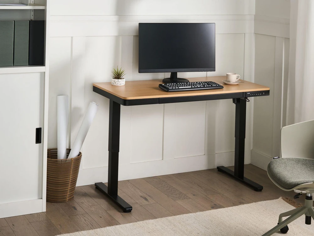 Beliani Elektriškai reguliuojamas stalas PENLY juodas / šviesiai rudas 120 cm 60 cm su USB jungtimi