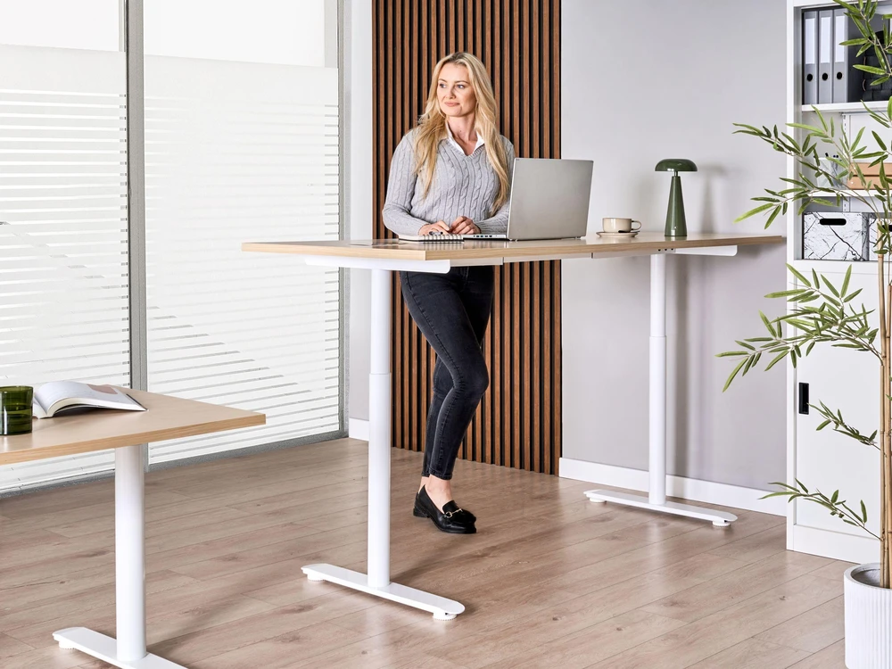Beliani Elektriškai reguliuojamas stalas DESTINAS šviesiai rudas/ baltas 180 cm 72 cm