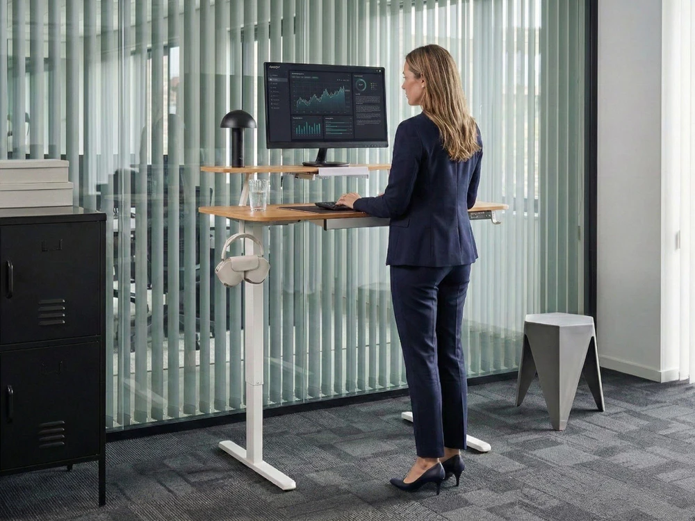 Beliani Elektriškai reguliuojamas stalas WILBANKS šviesiai rudas / baltas 120 cm 60 cm su USB jungtimi