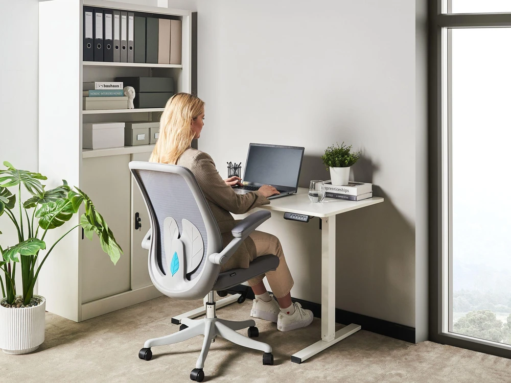 Beliani Elektriškai reguliuojamas stalas TAVARES, baltas, 120 cm x 60 cm