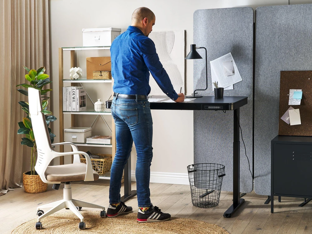 Beliani Elektroniškai reguliuojamas stalas KENLY juodas 120 cm 60 cm su USB jungtimi