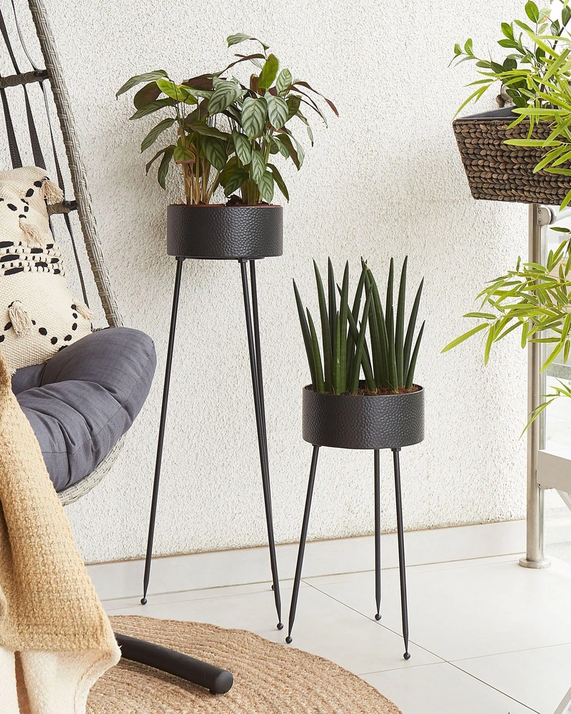 Beliani Gėlių stovas LEIKA 29 cm juodas metalinis