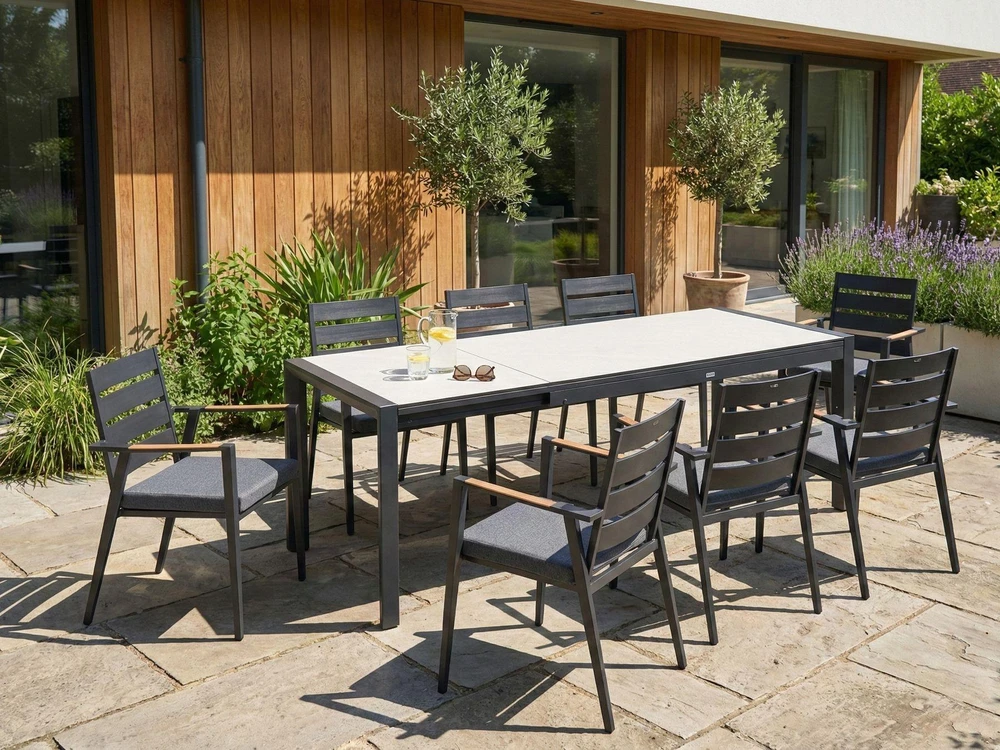 Beliani Išskleidžiamas sodo stalas BINASCO 160/220 cm 90 cm smėlio spalvos