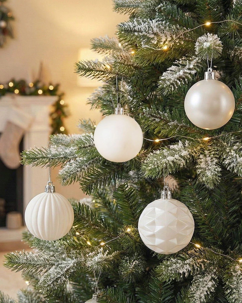 Beliani Kalėdinių eglutės žaisliukų rinkinys SAIMAA, 40 vnt., kreminės spalvos
