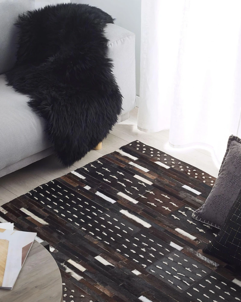 Beliani Kilim AKSEKI tamsiai rudas 140 x 200 cm iš natūralios odos