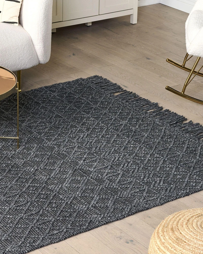 Beliani Kilimas ALUCRA Juodas 160 x 230 cm Vilna