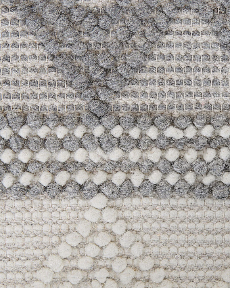 Beliani Kilimas BOZOVA Šviesiai smėlio spalvos 140 x 200 cm Vilna