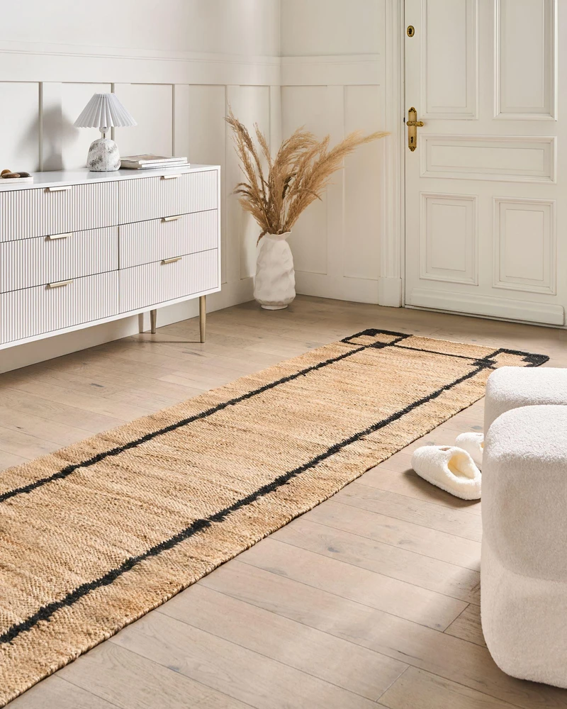 Beliani Kilimas GONDIA juodas / smėlio spalvos 80 x 300 cm džiutas
